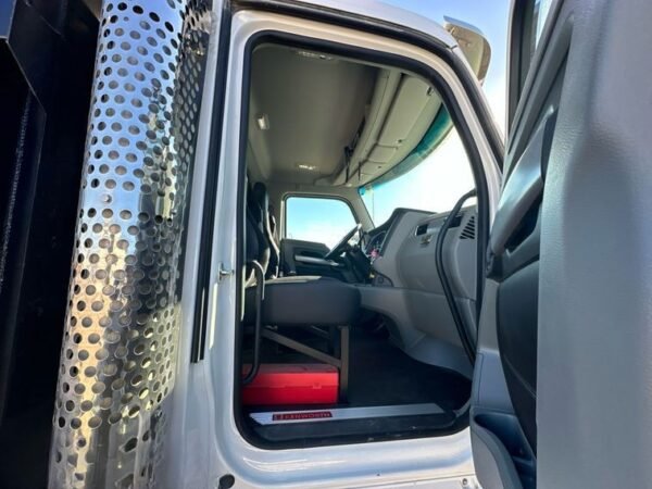 2021 Kenworth T880 dump truck - Image 31